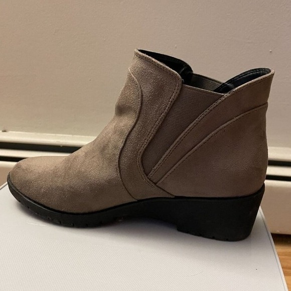 Me Too Wedge Heel Ankle Booties Women's 10 Taupe Suede Slip On Casual Boots - Picture 8 of 9